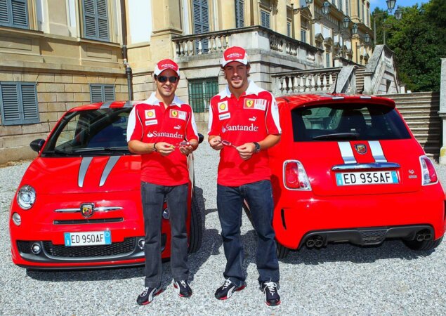 Ao lado de Fernando Alonso, piloto recebe o Abarth 695 Tributo Ferrari