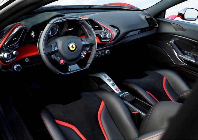Interior exibe detalhes em vermelho e acabamento em couro