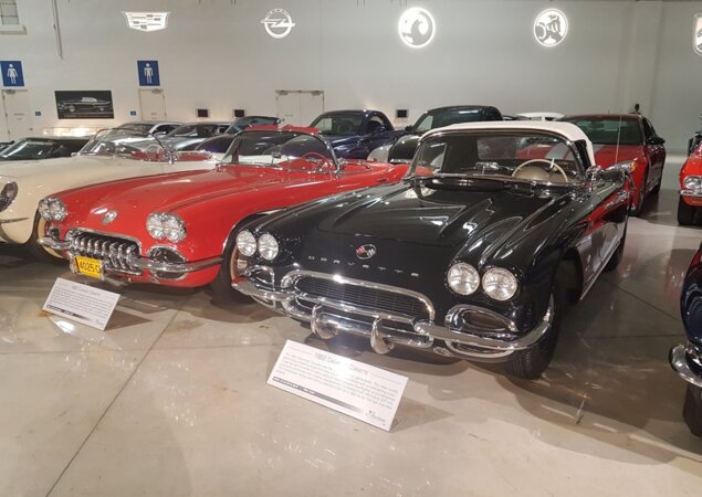 Chevrolet Corvette 1960 (à esq.) e 1962 (à dir.)