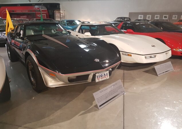 Chevrolet Corvette Pace Car 1978 (à esq.) e Covette 1984 (à dir.)