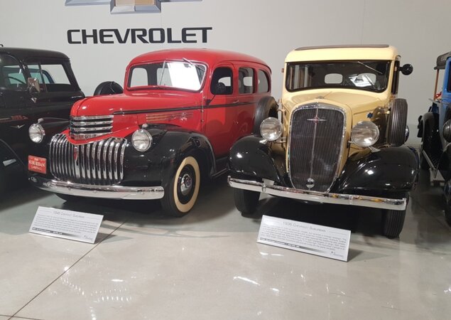 Chevrolet Suburban 1946 (à esq.) e 1936 (à dir.)
