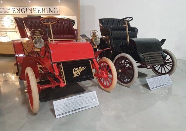 Cadillac Model A 1903 (à esq.) e Runabout 902