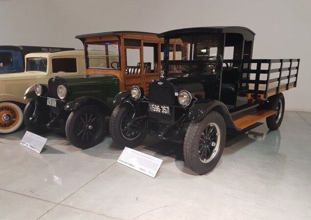 Chevrolet Depot Hack 1926 (à esq.) e Chevrolet Superior Series X 1926 (à dir.)