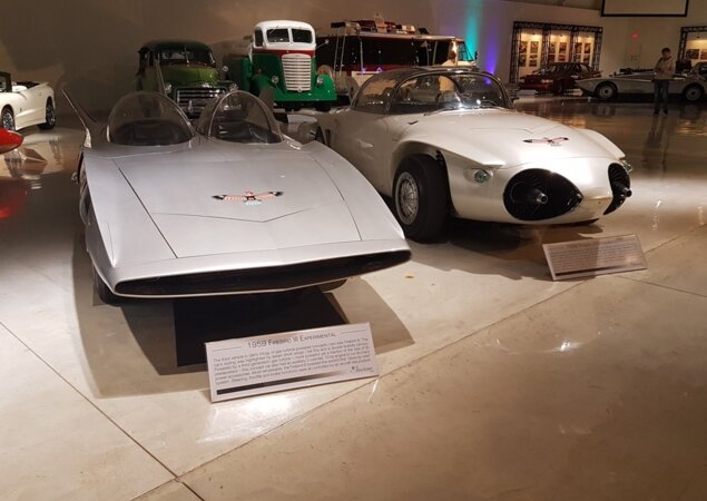 Firebird III 1959 (à esq.) e Firebrd II 1958 (à dir.)