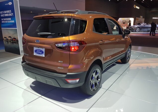 Ford EcoSport reestilizado: confirmado para o Brasil em 2017, mas com estepe na tampa traseira. Estreou em novembro em Los Angeles
