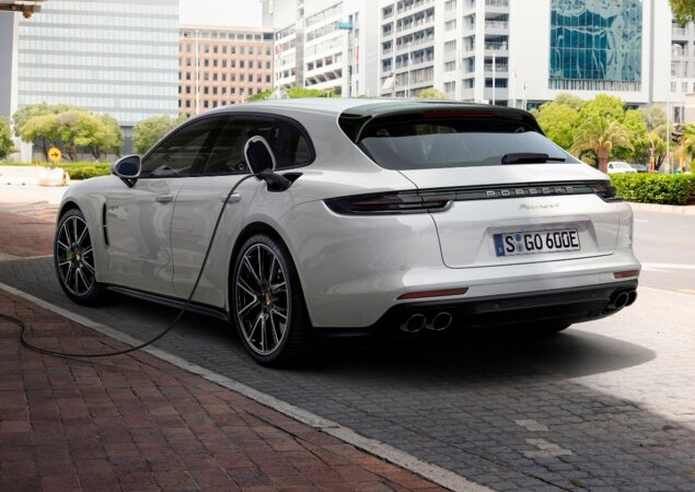 A versão 4 E-Hybrid Sport Turismo conta com motorização híbrida e também virá ao Brasil