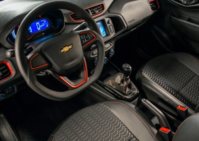 O interior recebeu detalhes em vermelho no volante, nas saídas de ar e nas costuras dos bancos
