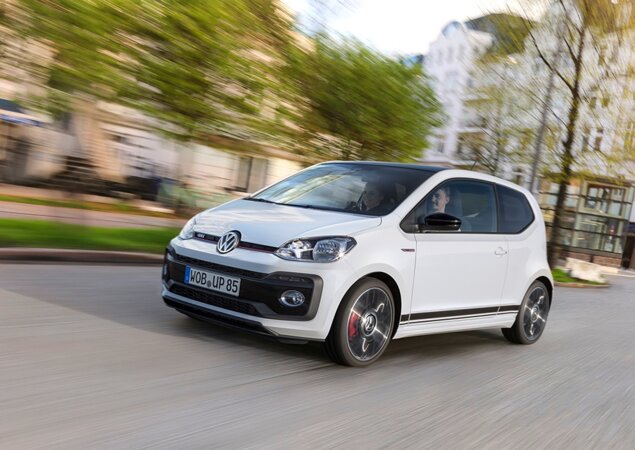 Modelo traz linha vermelha e emblema GTI na grade frontal