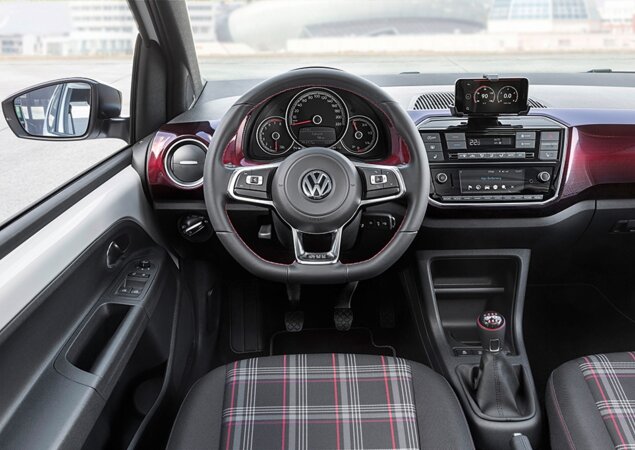 Interior tem volante esportivo e detalhes em vermelho
