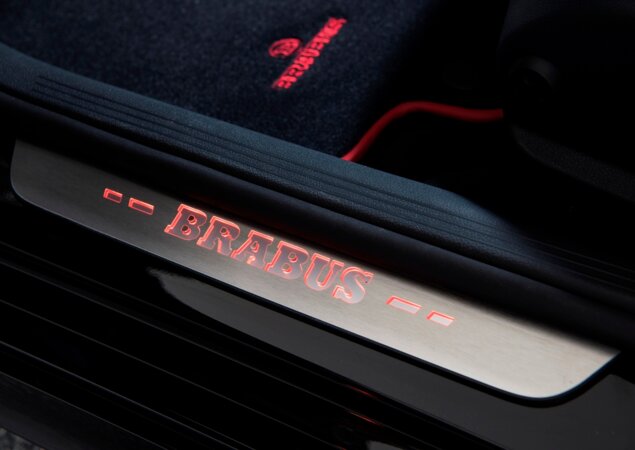 Soleiras iluminadas fazem parte das mudanças do interior do Mercedes apimentado pela Brabus