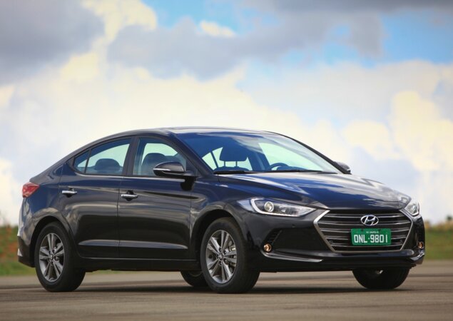 8. Hyundai Elantra / Consumo: 6,7 km/l na cidade e 9,6 km/l na estrada (etanol) / 10,1 km/l na cidade e 14 km/l na estrada (gasolina)