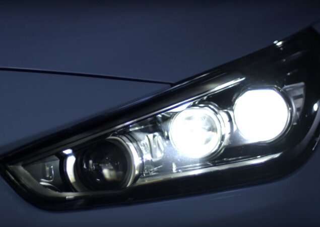 Teaser revela o farol do carro sem camuflagem