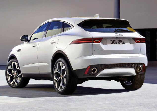 Lanternas traseiras finas deixam o E-Pace elegante