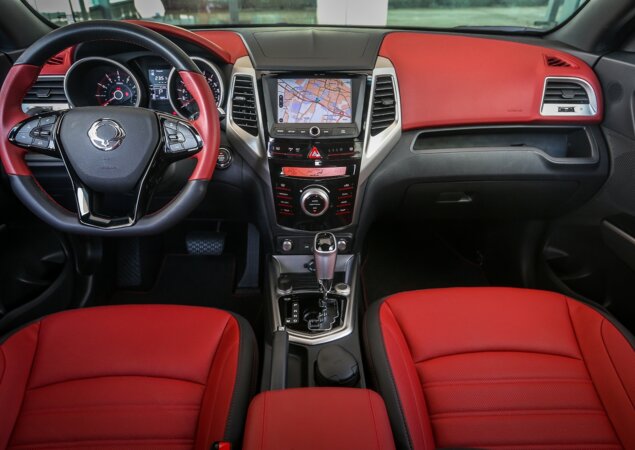 Acabamento interno é refinado, mas estilo lembra os Hyundai mais antigos