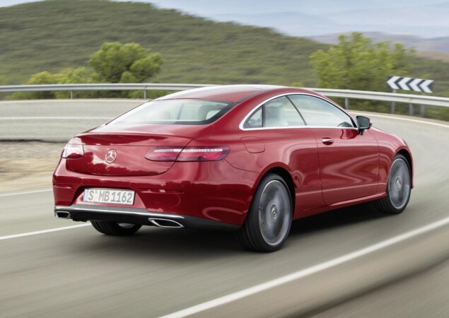 Traseira com desenho limpo remete ao Classe S Coupé