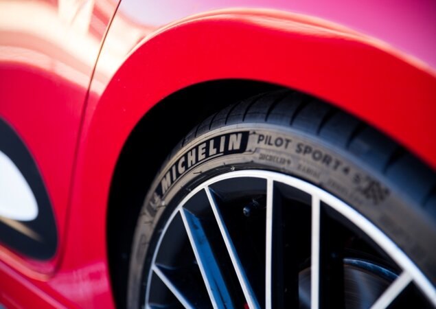 Michelin lança pneu com borracha extra na lateral para evitar arranhões nas rodas ao manobrar
