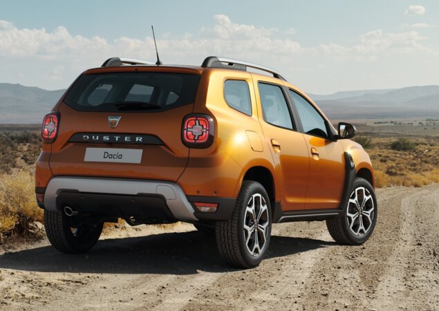 Traseira tem lanternas semelhantes às do Jeep Renegade