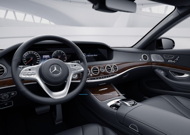Interior segue o padrão de luxo do Classe S. Na foto, o carro à venda na Europa