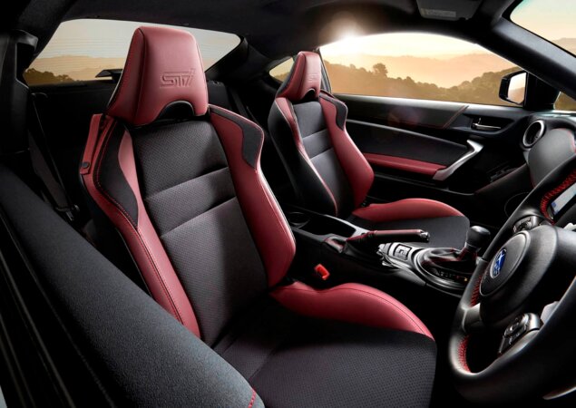 Interior tem couro vermelho 