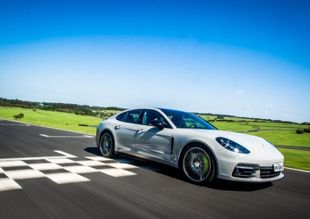Já o Panamera Turbo S e-Hybrid sai por R$ 1.233.000