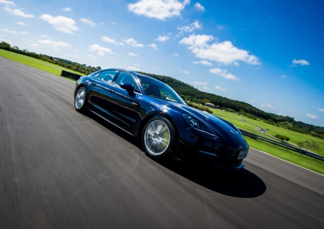 Panamera 4 E-Hybrid com motor V6 sai por R$ 529.000