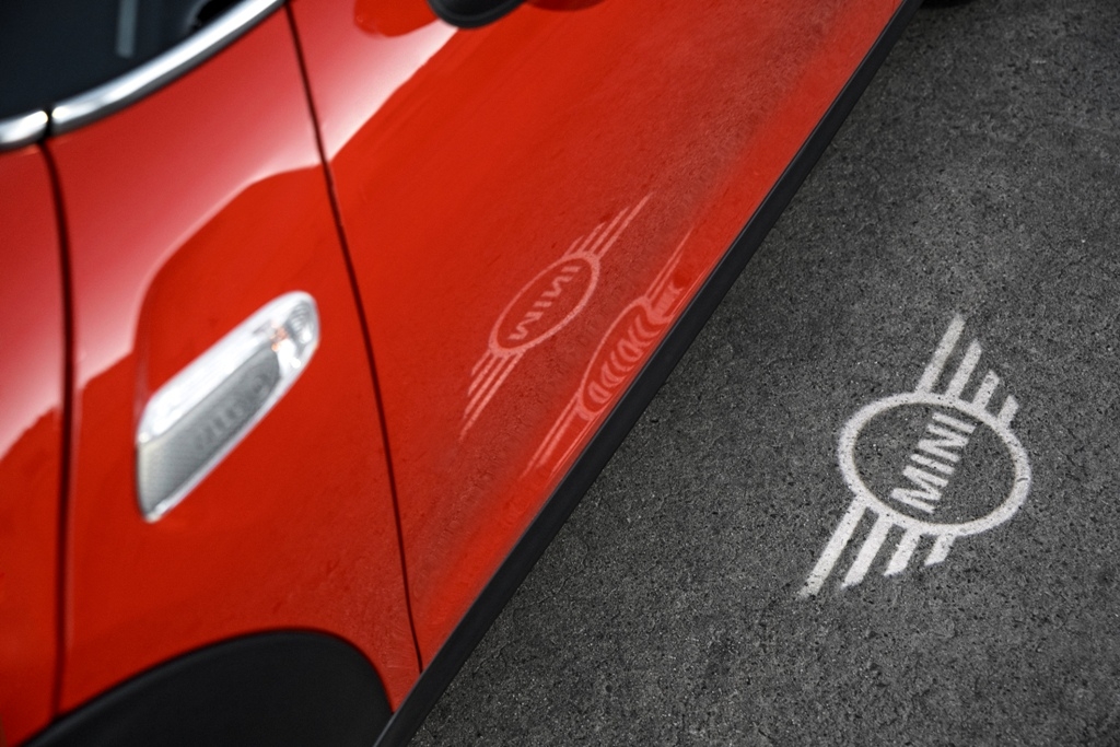 Ao abrir as portas, ocorre a projeção do logo da Mini no chão