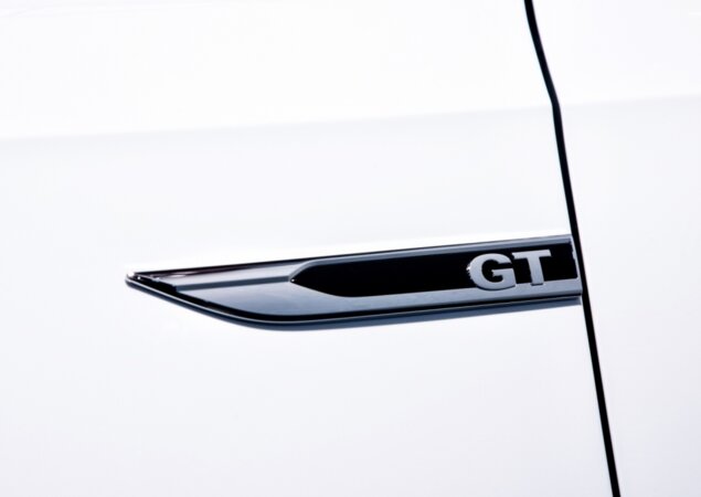 Emblema GT aparece nas laterais