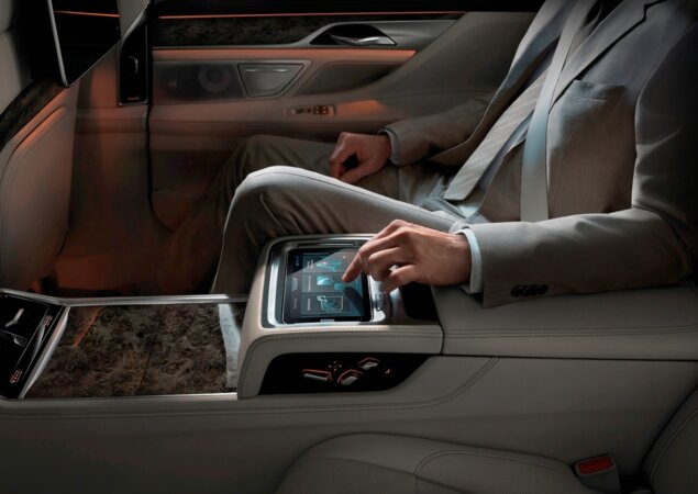 Um tablet permite controlar parâmetros do carro do banco traseiro