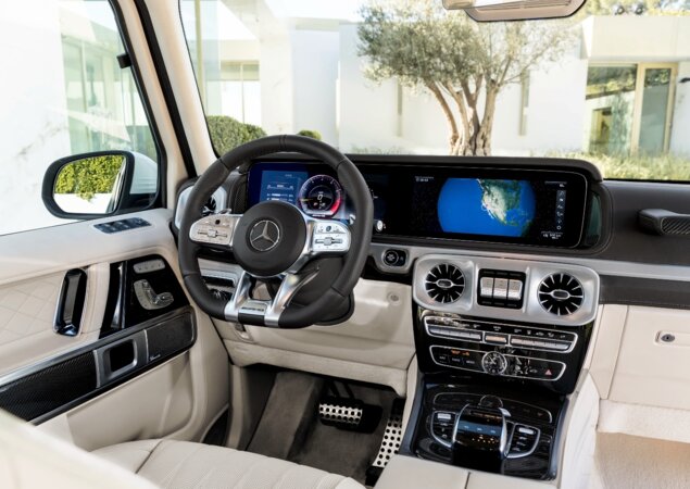 Interior traz luxo e esportividade