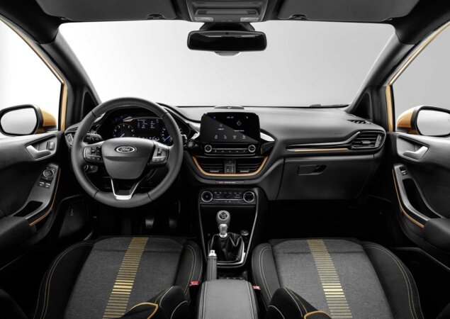 Interior traz detalhes em bronze como no EcoSport Storm