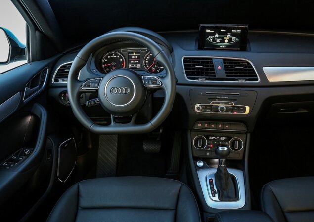 Interior traz detalhes esportivos e temática escura