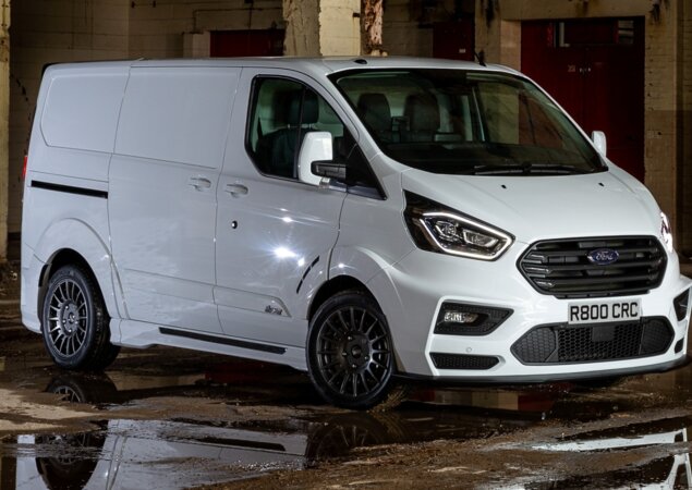 Van conta com para-choques exclusivos e carroceria alargada