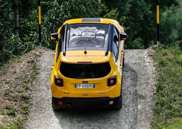 Teto solar removível é opcional na versão Trailhawk