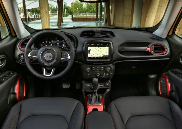 Interior mateve os detalhes em vermelho e ganhou nova central multimídia de 8,4 polegadas