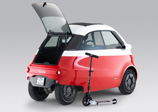 Porta-malas tem tampa de vidro como no Fiat Mobi