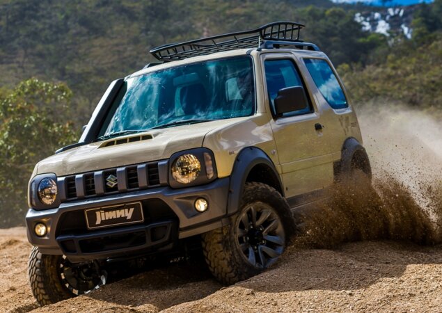 Pequeno SUV off-road tem suspensão elevada e tração 4x4