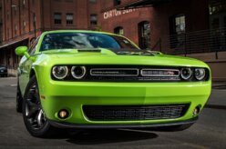 Mesmo bem antigo, Challenger vende mais que Camaro nos EUA